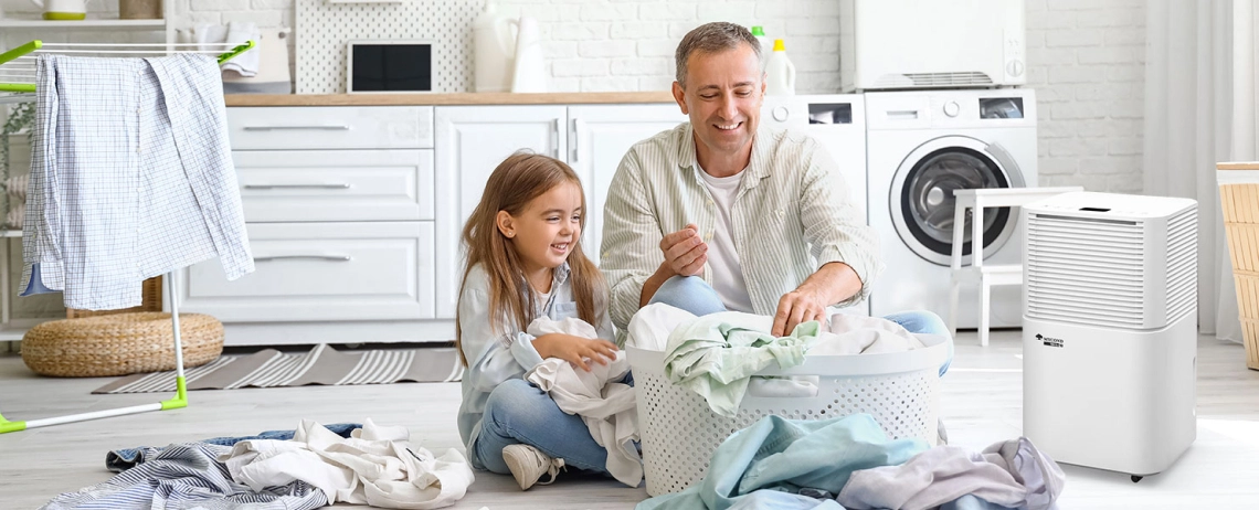 Far och dotter njuter av frisk luft med MyCond TIBO Eco 10 avfuktare.