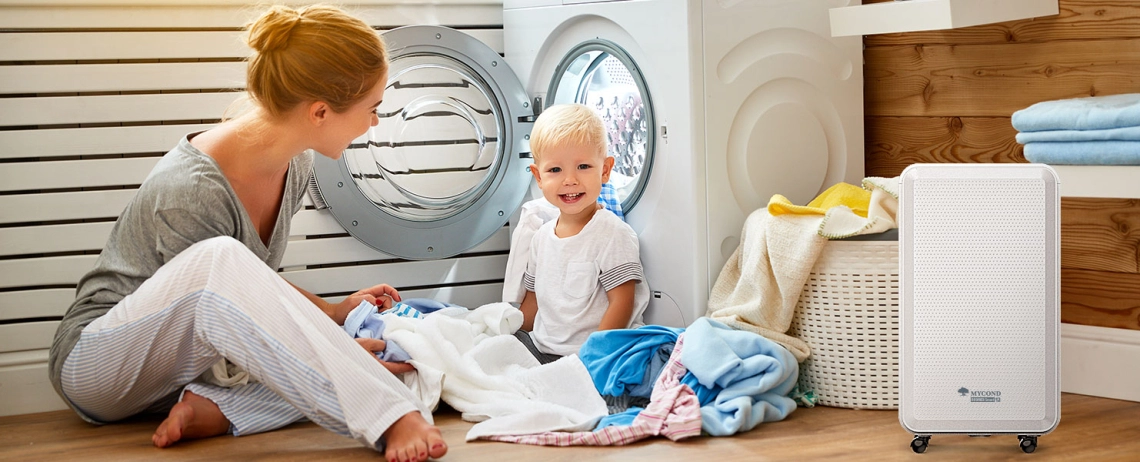 MyCond Roomer Smart 12 En mamma och en son njuter av ett behagligt inomhusklimat.