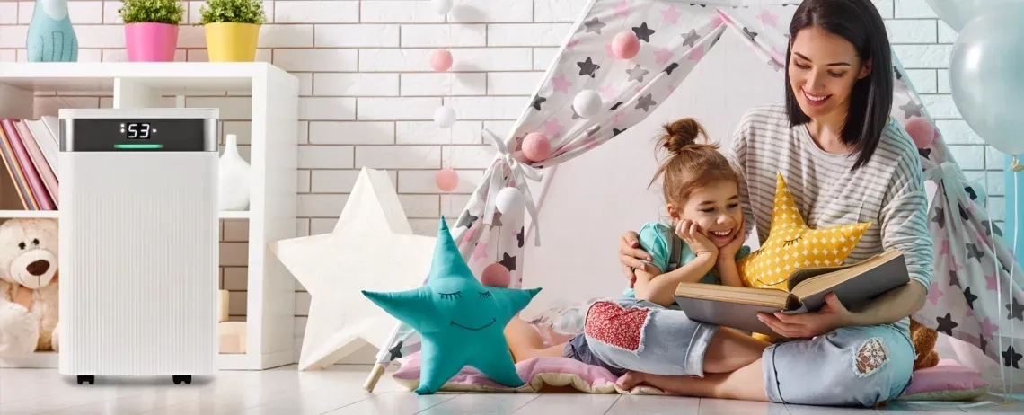 Kompakt och elegant MYCOND Tibo Eco 12 avfuktare i ett barnrum, med tillförlitlig fuktborttagning och Wi-Fi-kontroll.