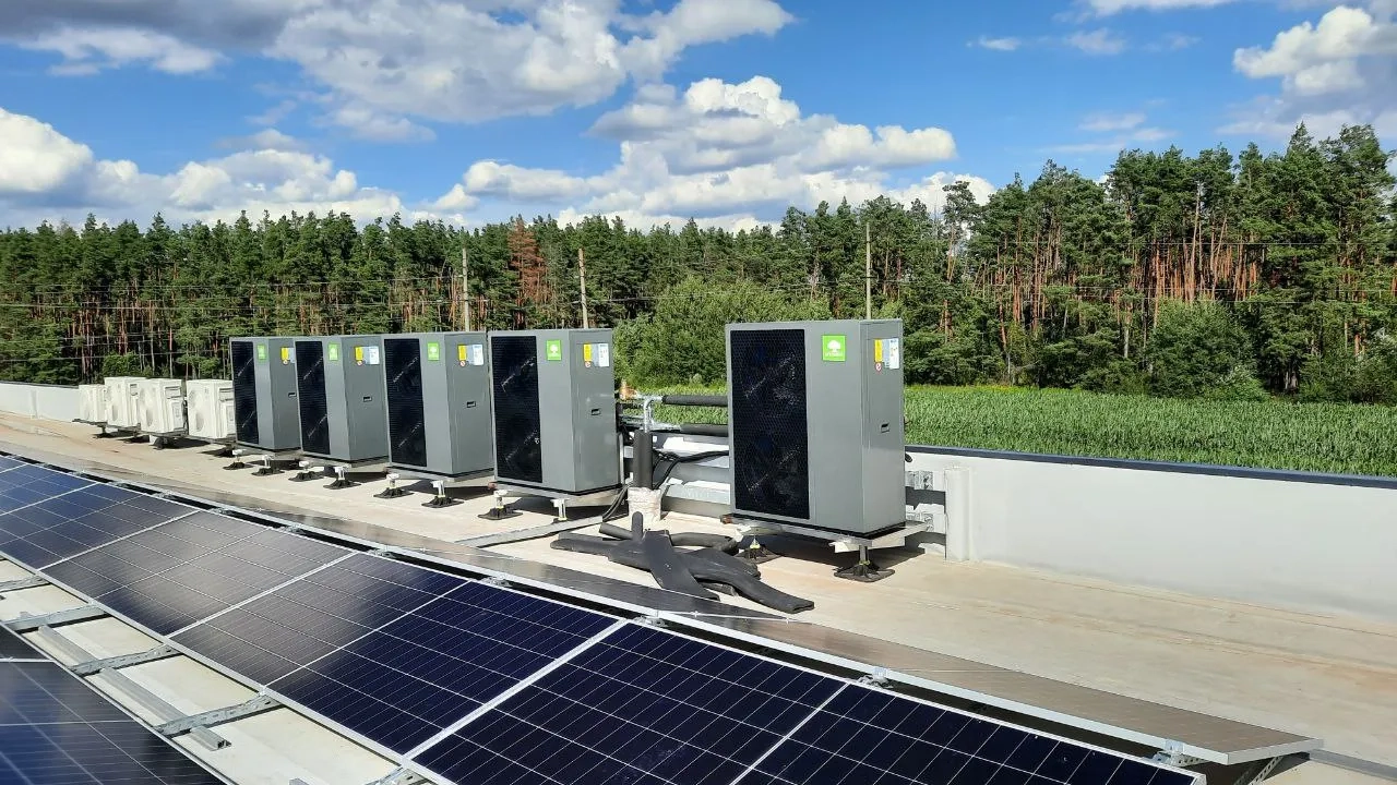 Industrianläggning med Mycond värmepump BeeEco-serien