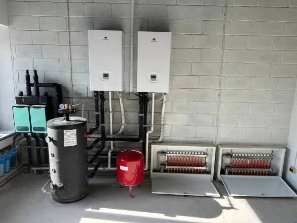 Servicestation med Mycond Split värmepumpar BeeHeat-serien