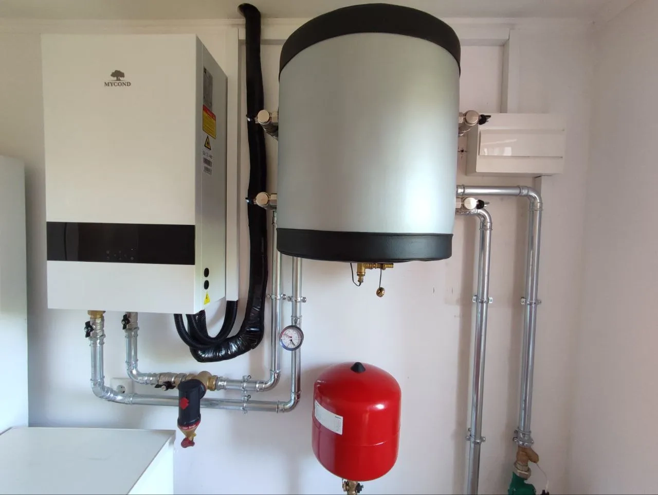 Villa med Mycond Split värmepumpar BeeHeat MHS-N14BH/MHS-U14BH