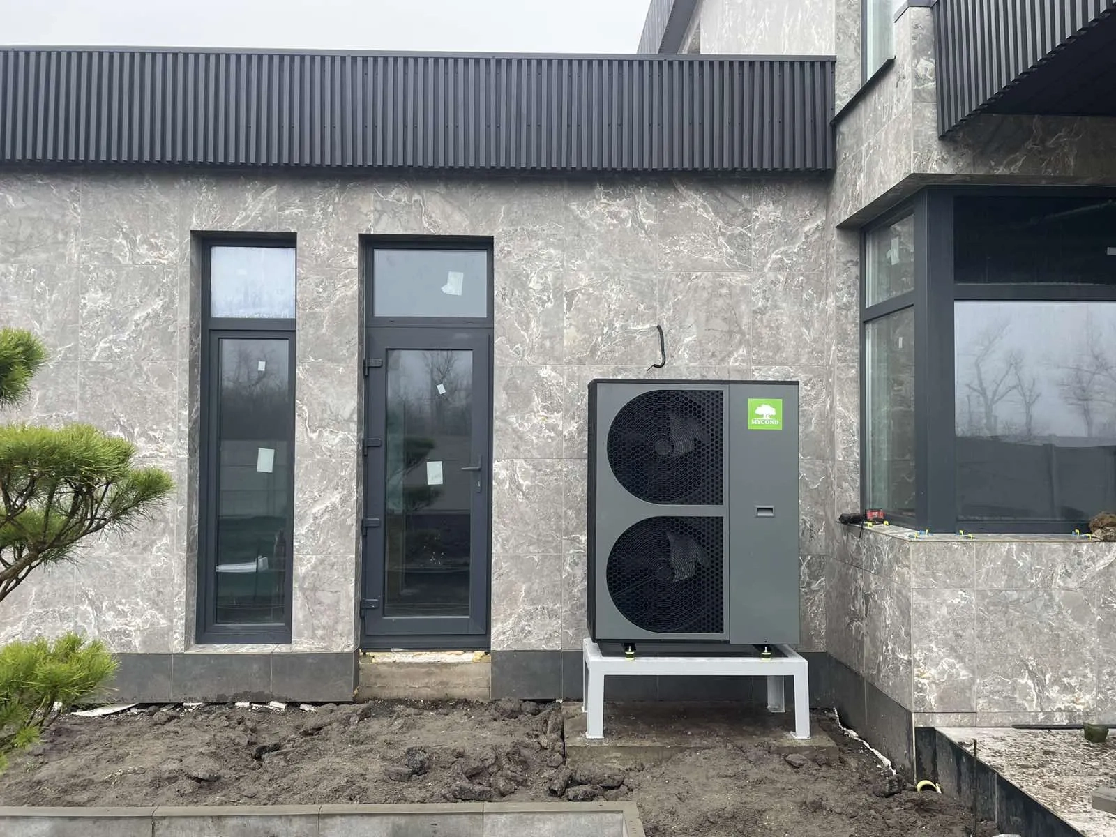 Samtida privat hem med Mycond BeeThermic Monoblock Värmepump